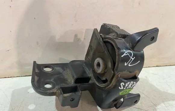 Toyota Avensis T270 Engine mount bracket