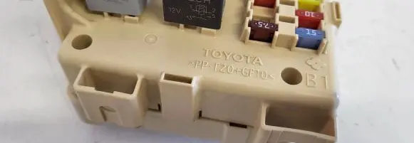 Toyota Avensis T250 Fuse module 82641CA030F 2260505696