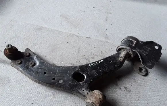 Ford Focus Front lower control arm/wishbone 1866068