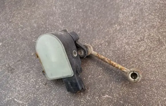Headlight/headlamp level sensor