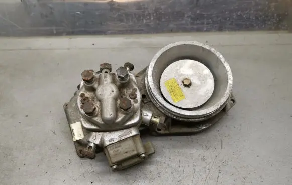 Audi 80 90 B3 Fuel distributor 0438121011 026133353 0438101005
