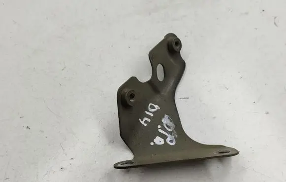Audi Q7 4L Fender mounting bracket 4L0821136