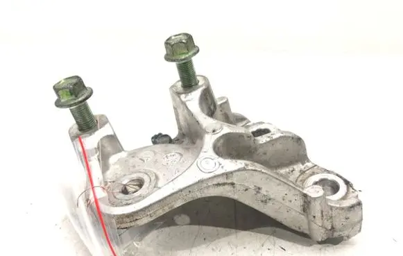 Honda CR-V Engine mounting bracket 