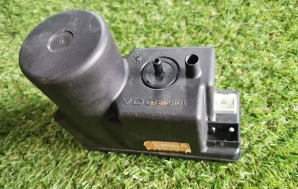 Audi A6 S6 C4 4A Central locking vacuum pump 4A0862257A