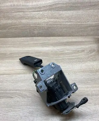 Accelerator throttle pedal