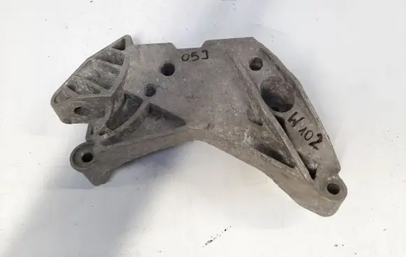 Volkswagen PASSAT B7 Engine mounting bracket 06J199207P
