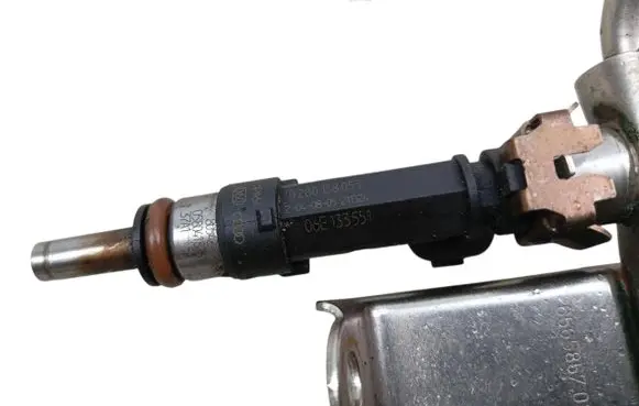 Audi A4 S4 B5 8D Fuel injector supply line/pipe 