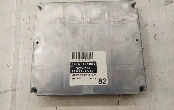 Toyota Avensis T250 Engine control unit/module 8966105821 MB1758008330