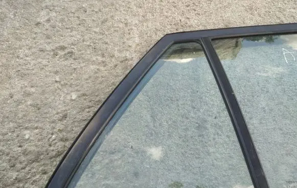 Toyota Avensis T250 Rear vent window glass 