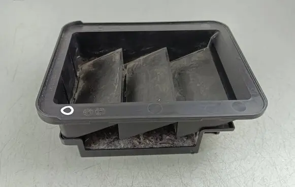 Quarter panel pressure vent