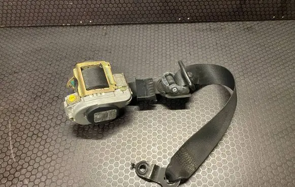 Mercedes-Benz E W211 Front seatbelt 561014701