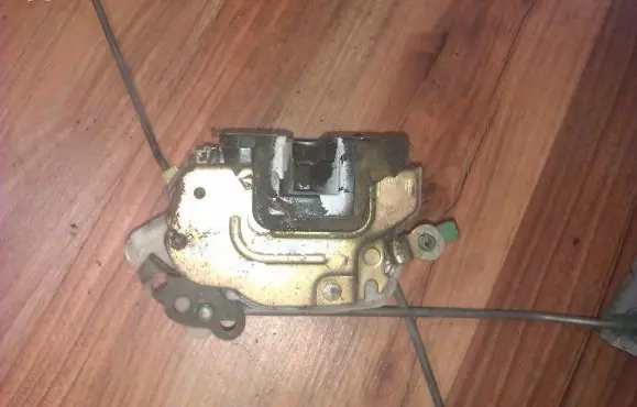 Nissan Sunny Front door lock