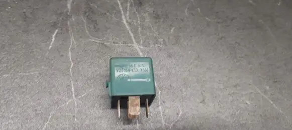 BMW 5 E60 E61 Fuel pump relay 8350566