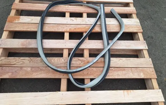 Chrysler Grand Voyager V Rubber seal front door (on door) 