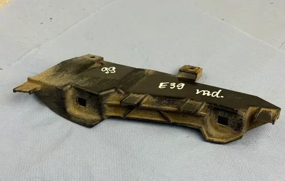 Headlight/headlamp mounting bracket
