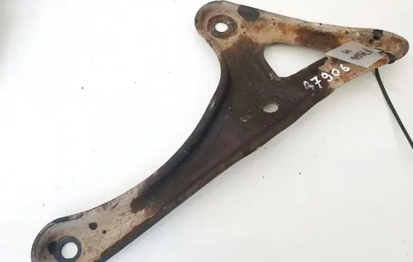 Toyota Corolla Verso AR10 Engine mounting bracket
