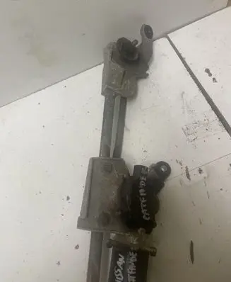 Nissan Pathfinder R51 Front wiper linkage and motor