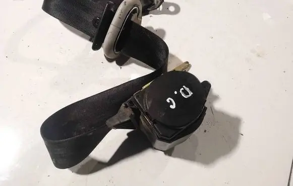Volkswagen Golf IV Rear seatbelt 