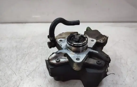 Volvo XC90 Fuel injection high pressure pump 30756125 0445010111
