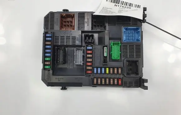 Peugeot 308 Fuse box set 9807054180