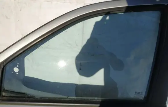 Hyundai Santa Fe Front door window glass four-door