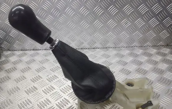 Toyota Yaris Gear selector/shifter in gearbox 