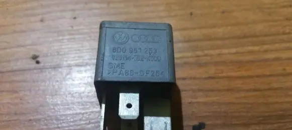 Volkswagen PASSAT B5.5 Other relay 8d0951253 v23134-j52-x300