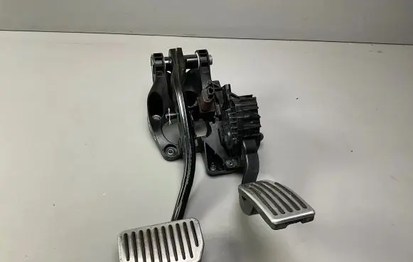 Tesla Model 3 Brake pedal 104469100D KS483021110040