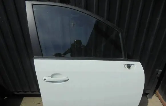 KIA Carens II Front door KAA2944