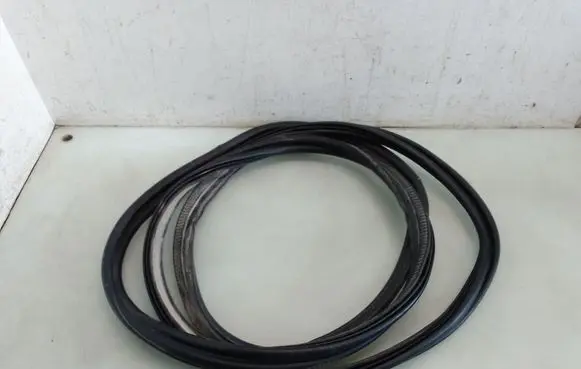 Trunk rubber seal (body)