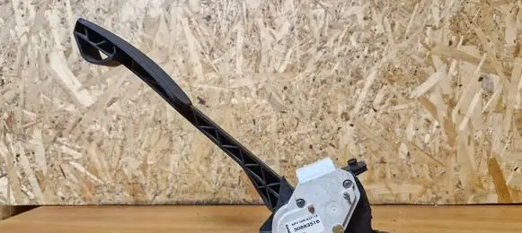 Volvo V70 Accelerator throttle pedal 30683516