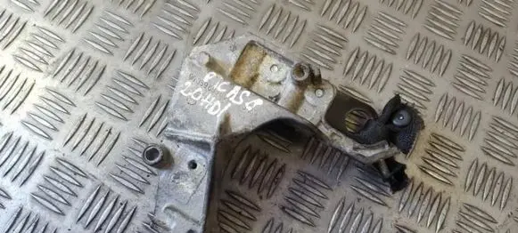 Citroen Xsara Picasso Engine mounting bracket 9635969880