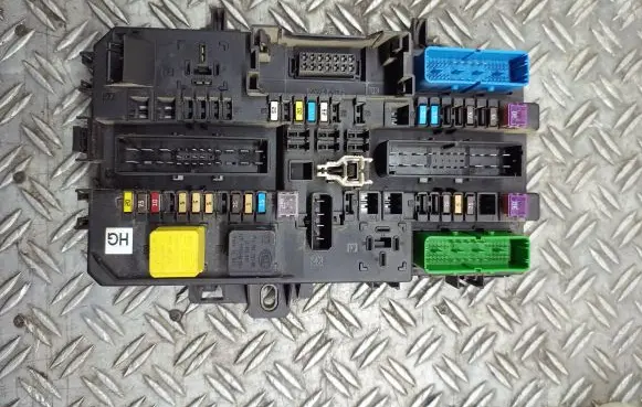 Opel Zafira B Fuse module 13206759 5DK00866952