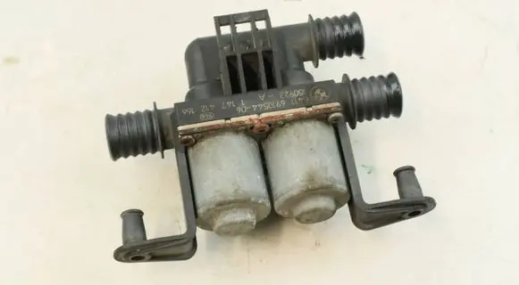BMW X6M F86 Coolant heater control valve 6910544 64116910544