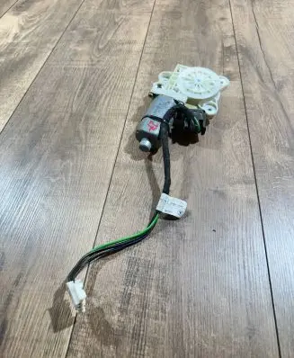 Mercedes-Benz E W211 Front door window regulator motor a2118203042