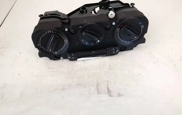 Volkswagen PASSAT B6 Climate control unit