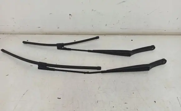 Skoda Octavia Mk2 (1Z) Front wiper blade arm