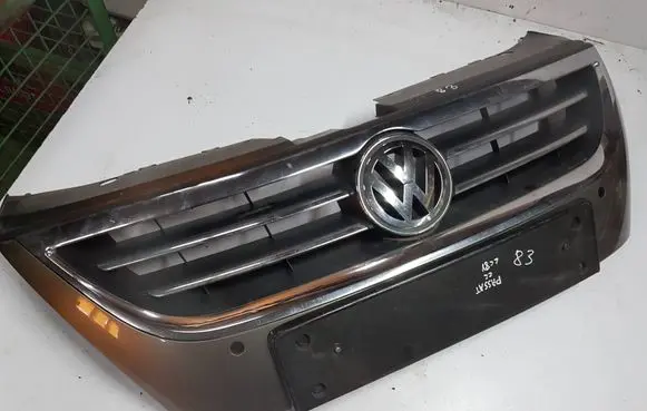 Volkswagen PASSAT CC Front bumper upper radiator grill 3C8853651P