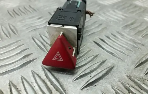 Volkswagen PASSAT B6 Hazard light switch 3C0953509A