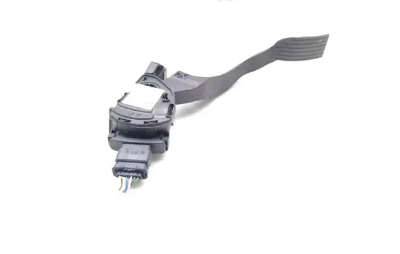 Accelerator throttle pedal