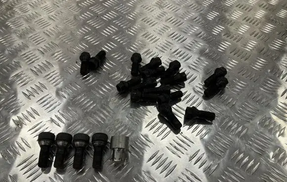Mini Clubman F54 Anti-theft wheel nuts and lock TM22687