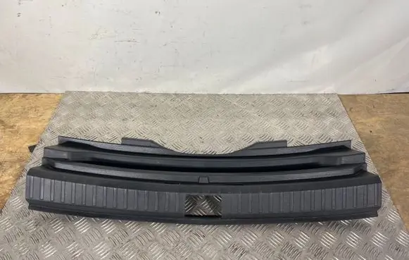 Trunk/boot sill cover protection