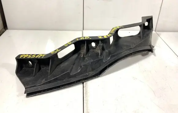 Volkswagen PASSAT B6 Front bumper mounting bracket 3C0807890