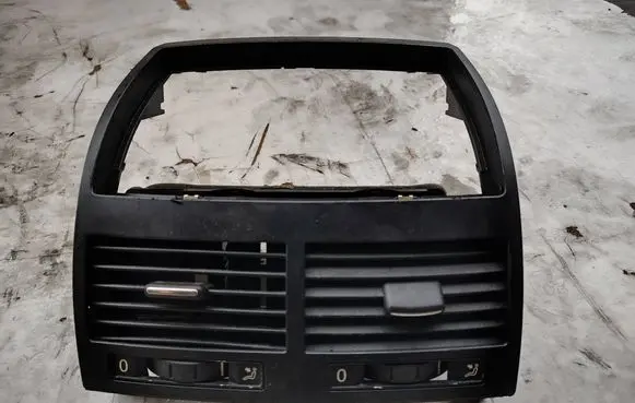 Volkswagen Touareg I Dash center air vent grill