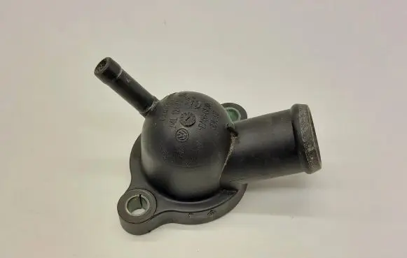 Volkswagen PASSAT B8 Engine coolant pipe/hose 04L121131AA