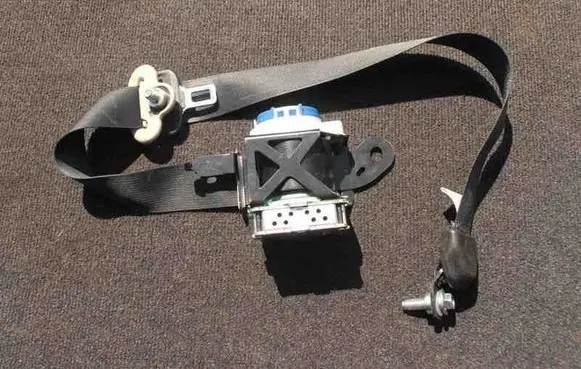 Mazda 6 Front seatbelt 1052233