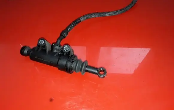 Mercedes-Benz C W204 Clutch master cylinder A2042900112