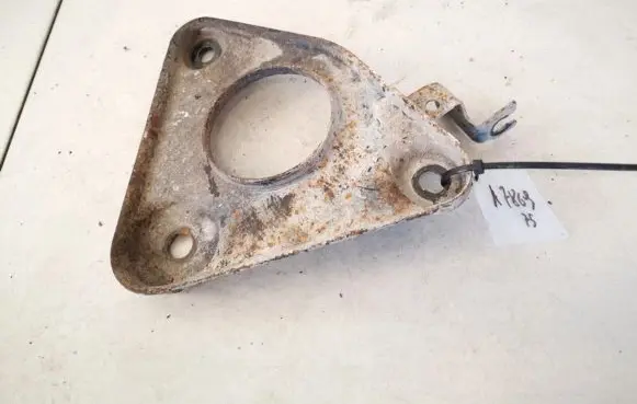 Engine mounting bracket
