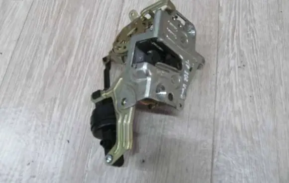Mercedes-Benz C W202 Rear door lock 2027300635 25459