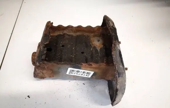 Toyota Yaris Front bumper mounting bracket